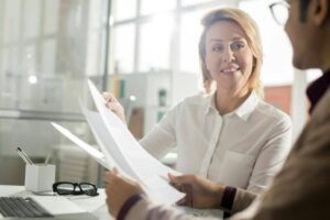 Formatrice accompagnant une apprenante en langue professionnelle
