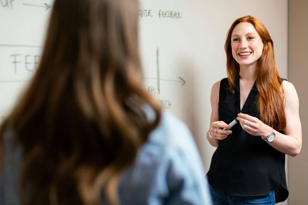 Formatrices SCPF présentant les formations en langues